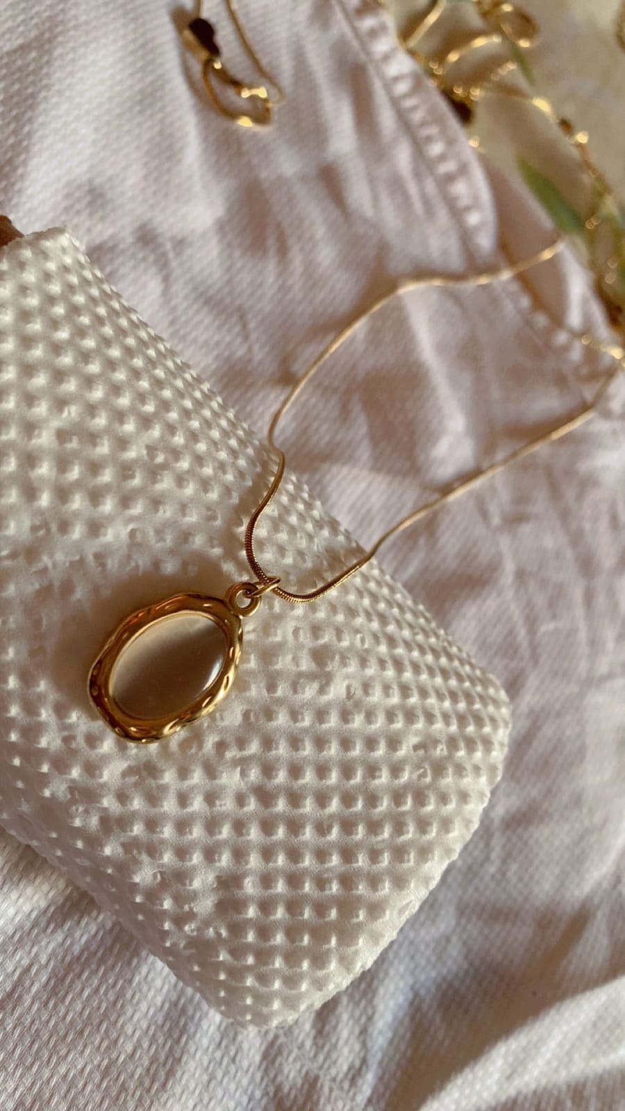Golden Oval Minimal Pendant Necklace